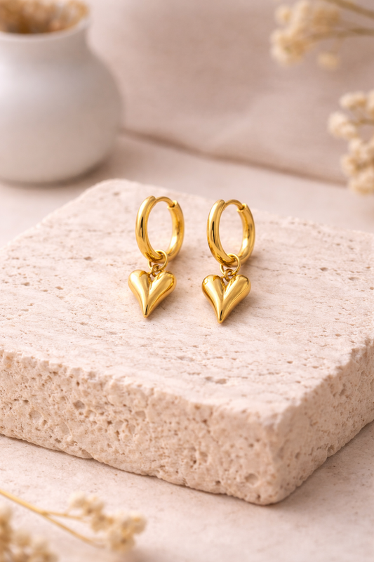Herz Creolen – Kleine Huggie Ohrringe mit Herz Anhänger
