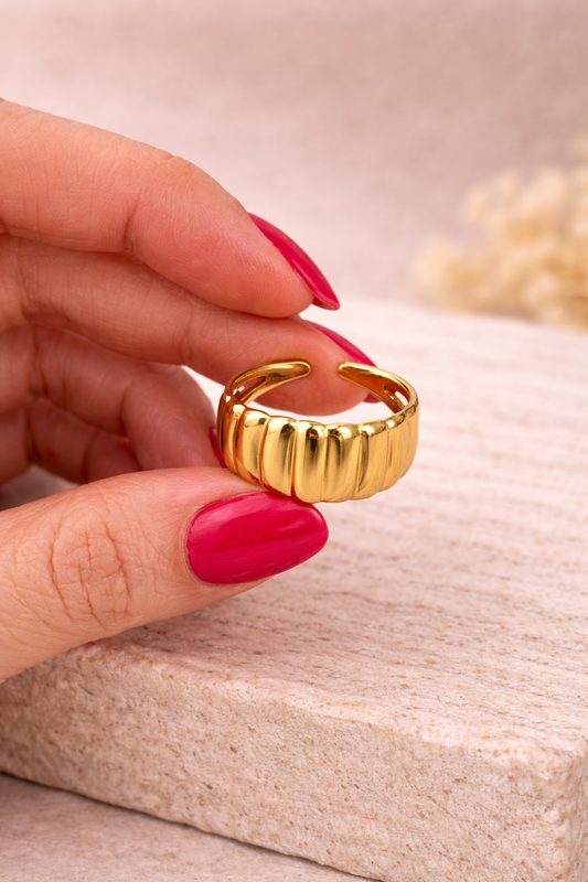 Goldener Statement Ring – gerippt & verstellbar