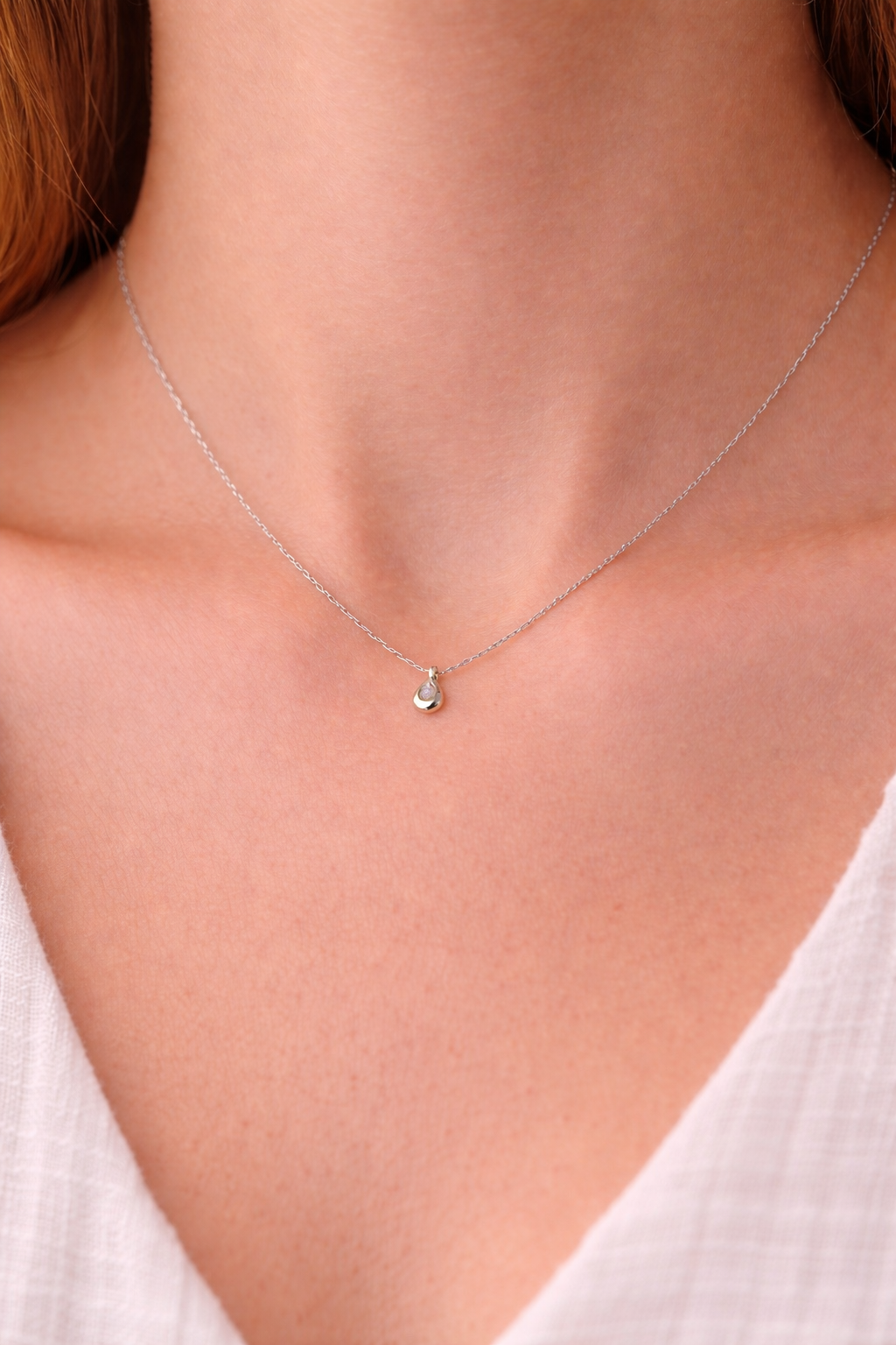 Zarte mit Mini-Anhänger – feiner Stein