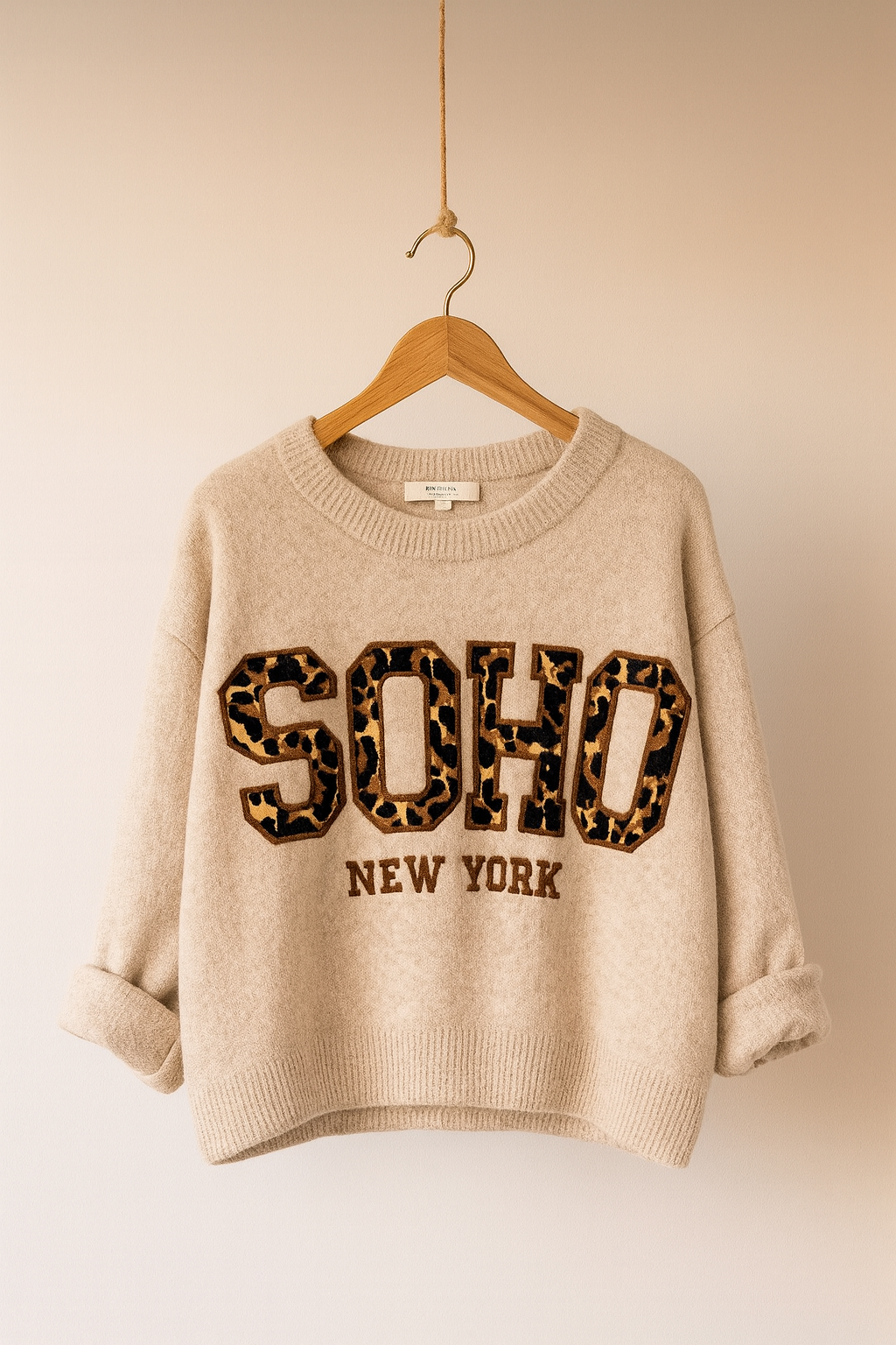 Kuscheliger Strickpullover mit SOHO Aufdruck und Leo-Print