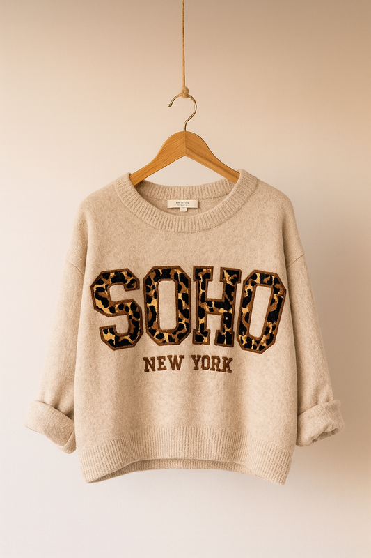 Kuscheliger Strickpullover mit SOHO Aufdruck und Leo-Print