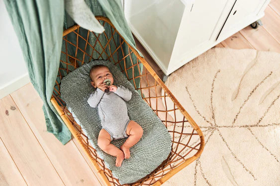 Baby Spannbettlaken Wieg Snake Ash Green – weiches Laken aus Jersey mit trendigem Snake-Design für das Babybett.
