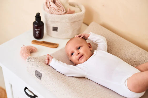 Baby-Rassel aus weichem Material für sichere Handhabung und Spielspaß.