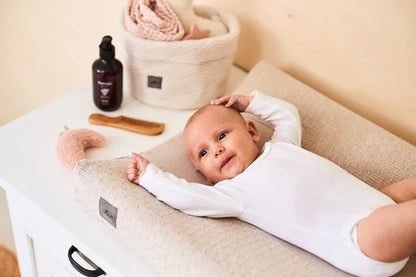 Baby-Rassel aus weichem Material für sichere Handhabung und Spielspaß.