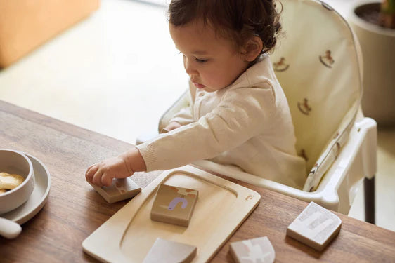 Das „Giraffe“-Holzpuzzle von Jollein ist ein tolles Montessori-Spielzeug, das die Feinmotorik und das kognitive Lernen deines Babys fördert.