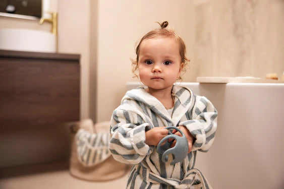 Süßer Bademantel in Sea Green für Kinder von 1-2 Jahren, mit Kapuze und aus weicher GOTS-zertifizierter Bio-Baumwolle für angenehme Hautfreundlichkeit.
