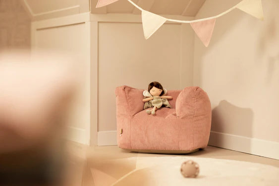 Wild Rose Kindersessel aus weichem Cord – ein stylisches Möbelstück für das Kinderzimmer.