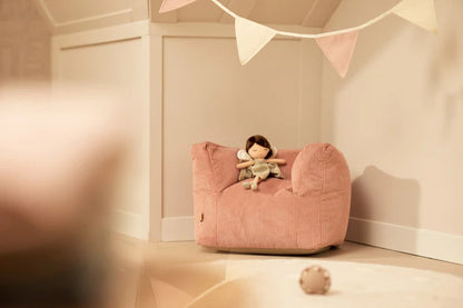Wild Rose Kindersessel aus weichem Cord – ein stylisches Möbelstück für das Kinderzimmer.
