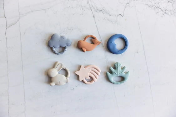 Der Naturkautschuk Beißring „Moons“ in Jeans Blue von Jollein – ergonomisches Design für eine sichere Anwendung beim Zahnen.