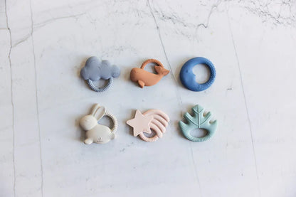 Der Naturkautschuk Beißring „Moons“ in Jeans Blue von Jollein – ergonomisches Design für eine sichere Anwendung beim Zahnen.