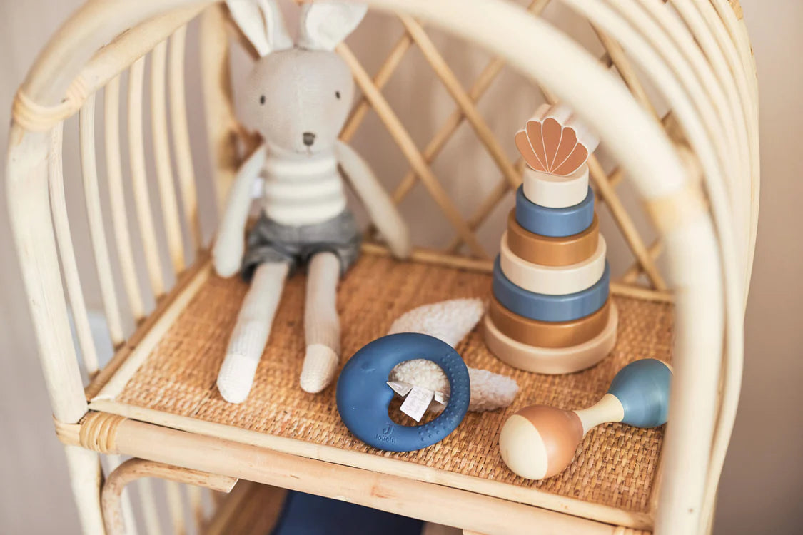 Beißring „Moons“ in Jeans Blue – ideal für Babys mit Zahnungsbeschwerden, aus 100 % natürlichem Kautschuk gefertigt.
