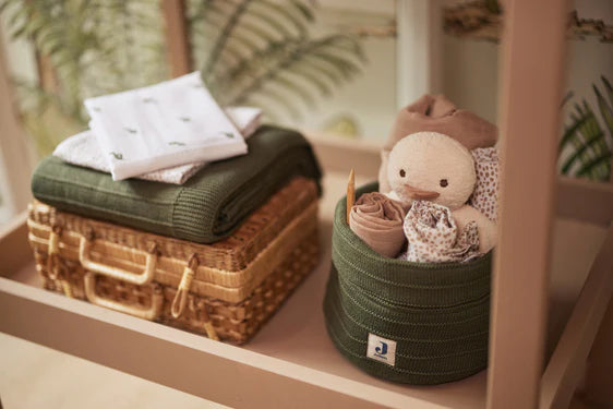 Fröhliche Stunden mit dem Activity Toy „Duck“ von Jollein – das perfekte Spielzeug für Babys, das sowohl zum Spielen als auch zum Kuscheln einlädt.