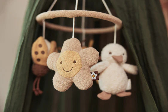 Niedliches Baby-Mobile von Jollein – Bunte, natürliche Motive aus der Spring Garden-Serie für eine spielerische Atmosphäre im Kinderzimmer.