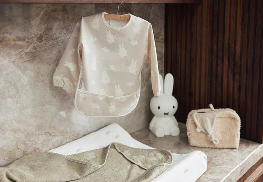 Miffy & Snuffy Lätzchen mit Ärmeln in Nougat – Wasserdicht und praktisch für die Mahlzeiten deines Babys.