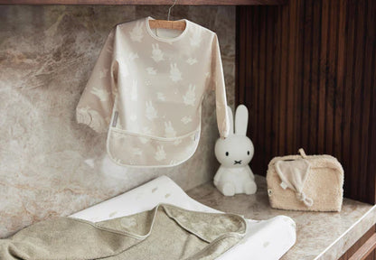 Miffy & Snuffy Lätzchen mit Ärmeln in Nougat – Wasserdicht und praktisch für die Mahlzeiten deines Babys.