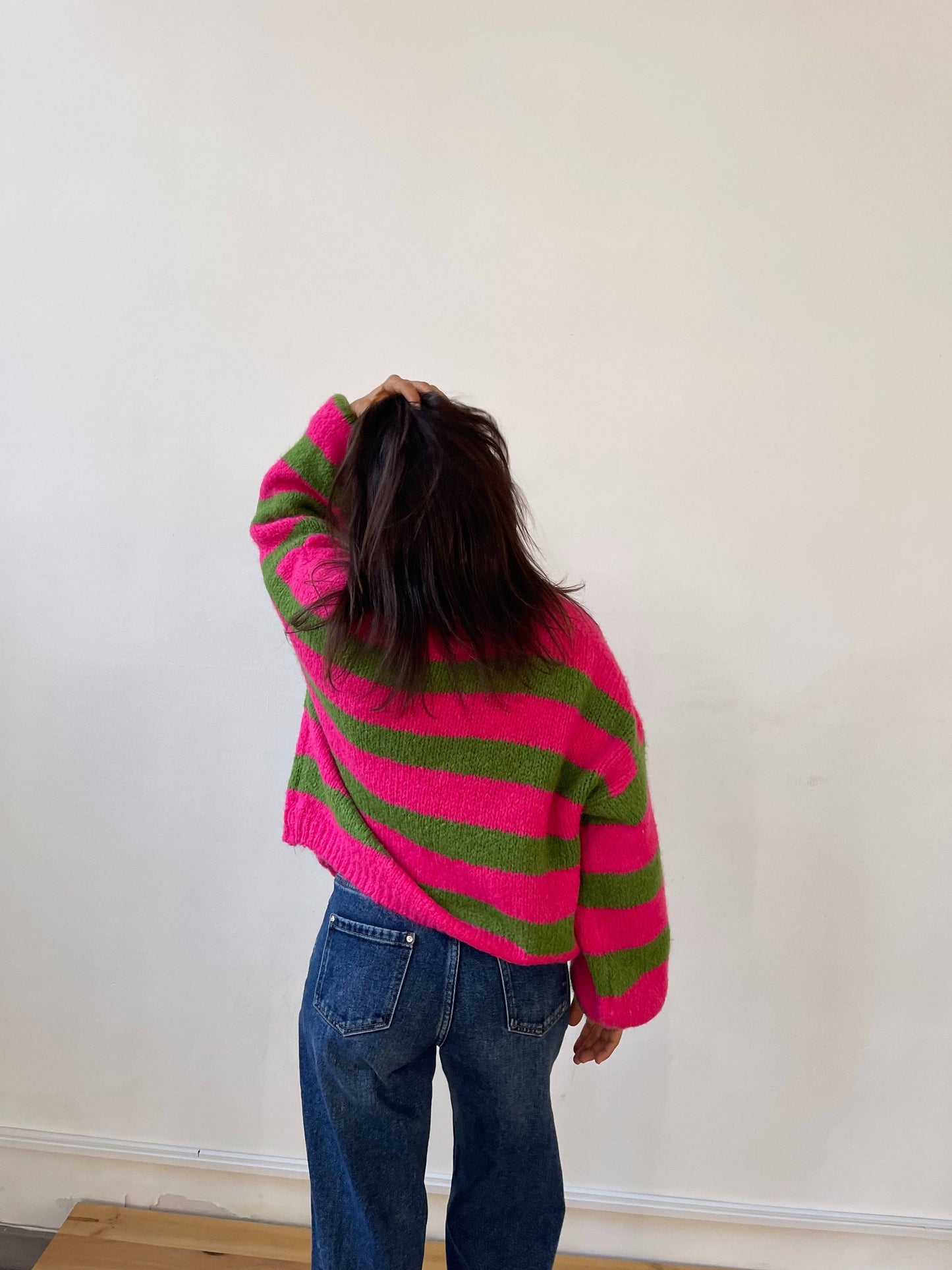 Farbenfrohe Strickjacke Streetstyle
