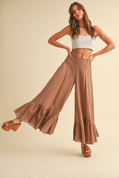 Weite braune Hose aus 100 % Baumwolle mit verspielten Rüschen am Saum – Der perfekte Mix aus Komfort und Stil für jeden Anlass.