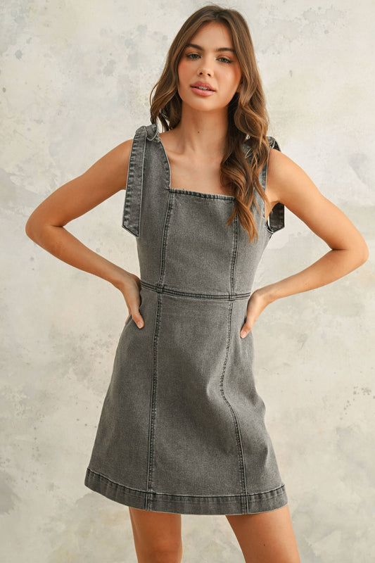 Stylisches graues Denim-Kleid mit Schleifen auf den Schultern, aus 75 % Baumwolle, 20 % Polyester und 5 % Elasthan – perfekt für einen lässigen Look.