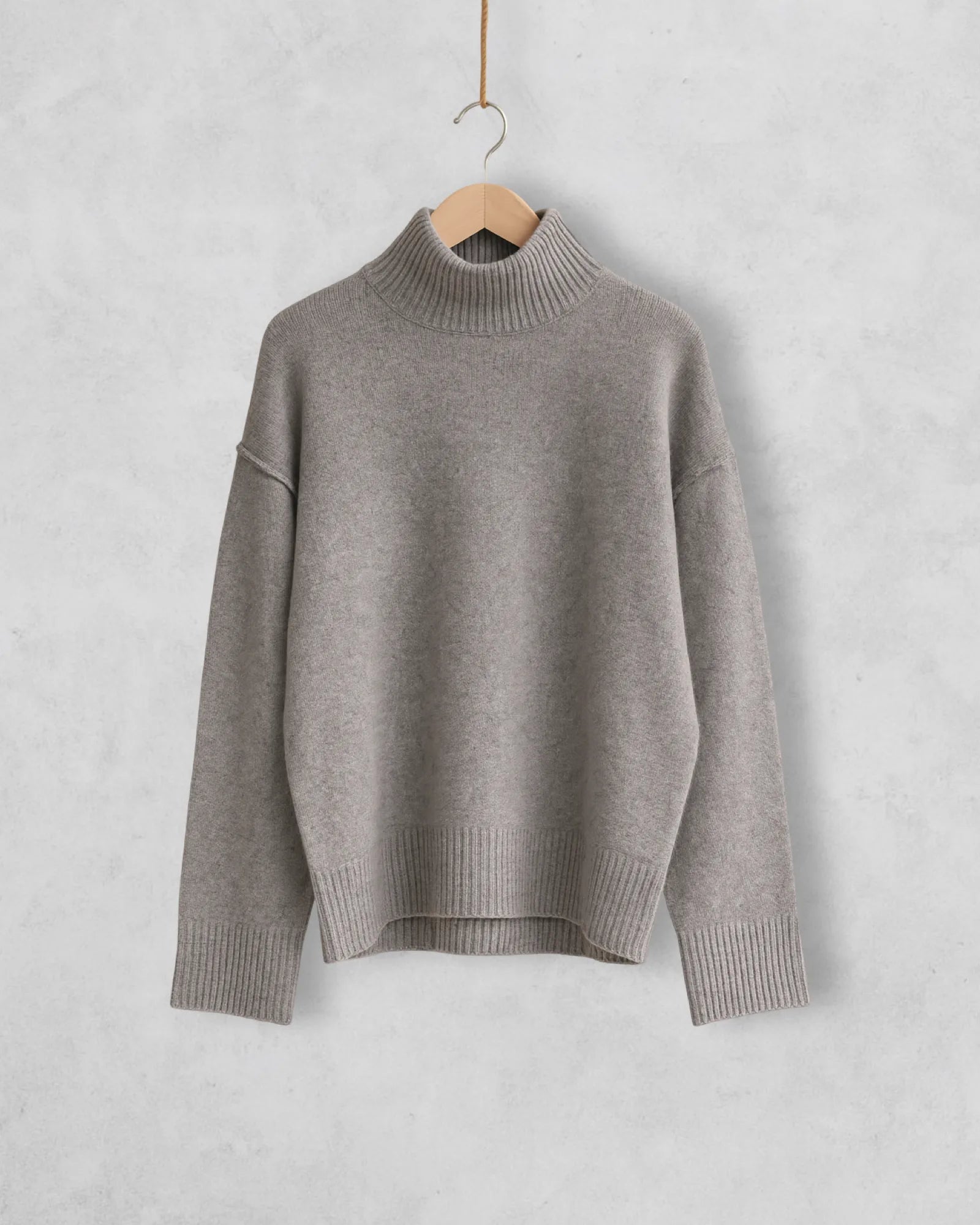 Lockerer Kaschmirpullover in klassischem Grau