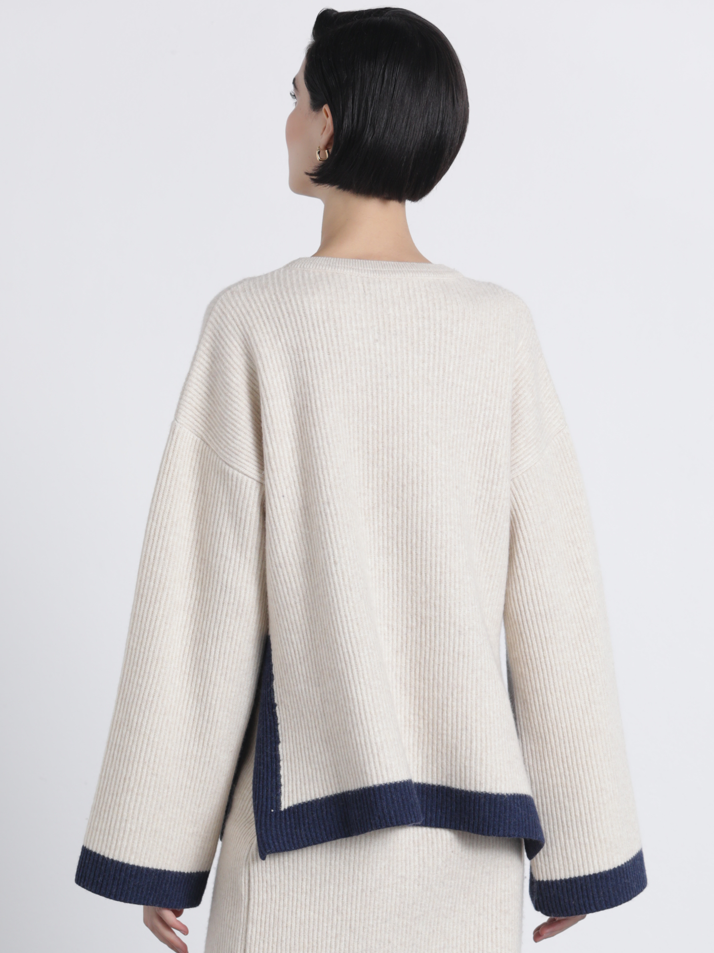 Heller Strickpullover mit Farbkante