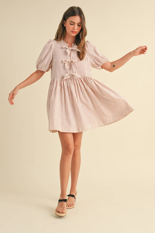 Gestreiftes Kleid mit Schleifendetails und kurzen Puffärmeln - Elli by Lena & Lisa