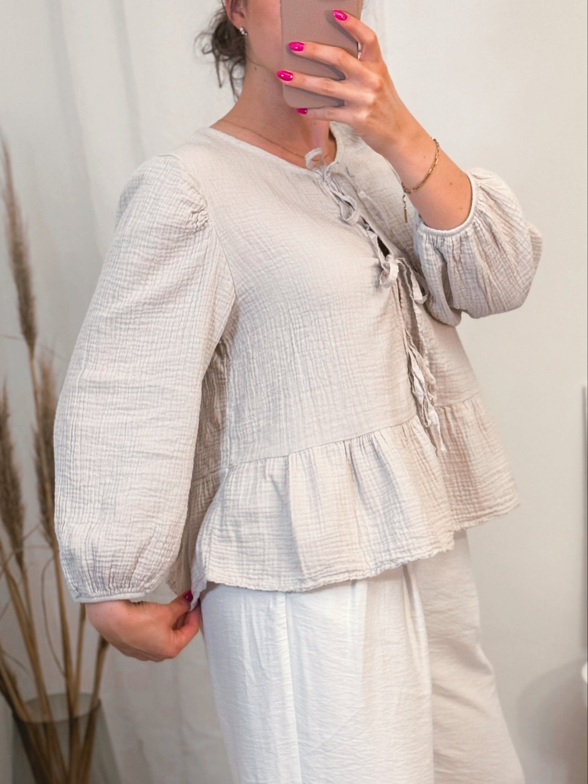 Luftige Bluse aus Musselin in Beige mit dreifacher Schleife