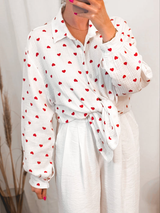 Weiße Musselinbluse mit roten Herzen und Knopfleiste