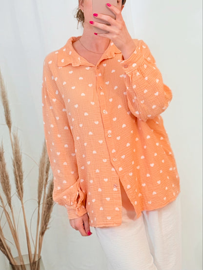 Lachsfarbene Musselinbluse mit Herzchenprint und lockerer Passform.