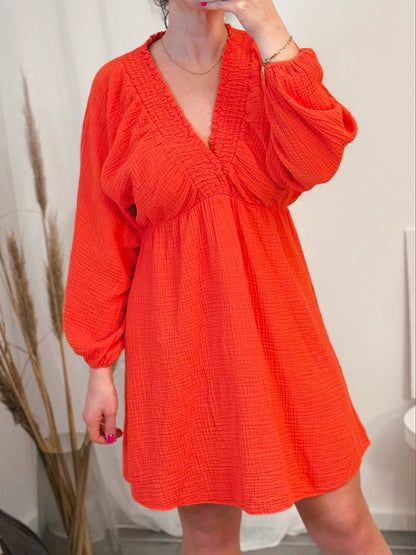Korallenfarbenes Sommerkleid aus luftiger Baumwolle