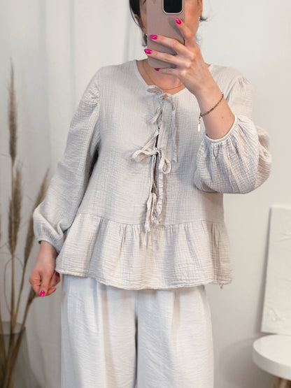 Beigefarbene Musselinbluse mit verspielten Schleifen