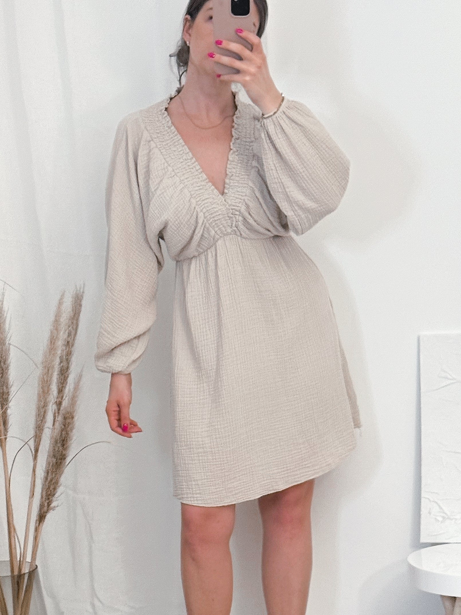 Beiges Kleid aus Baumwolle mit lockerer Passform