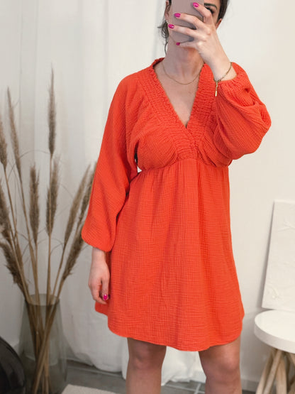 Kleid mit V-Ausschnitt und Ballonärmeln in frischem Koralleton
