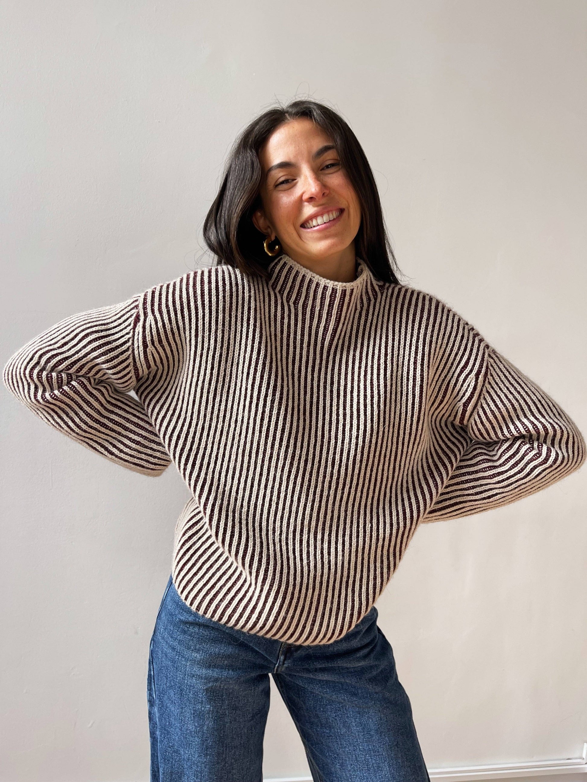 Pullover mit feinem vertikalen Strick in kontrastierenden Farben