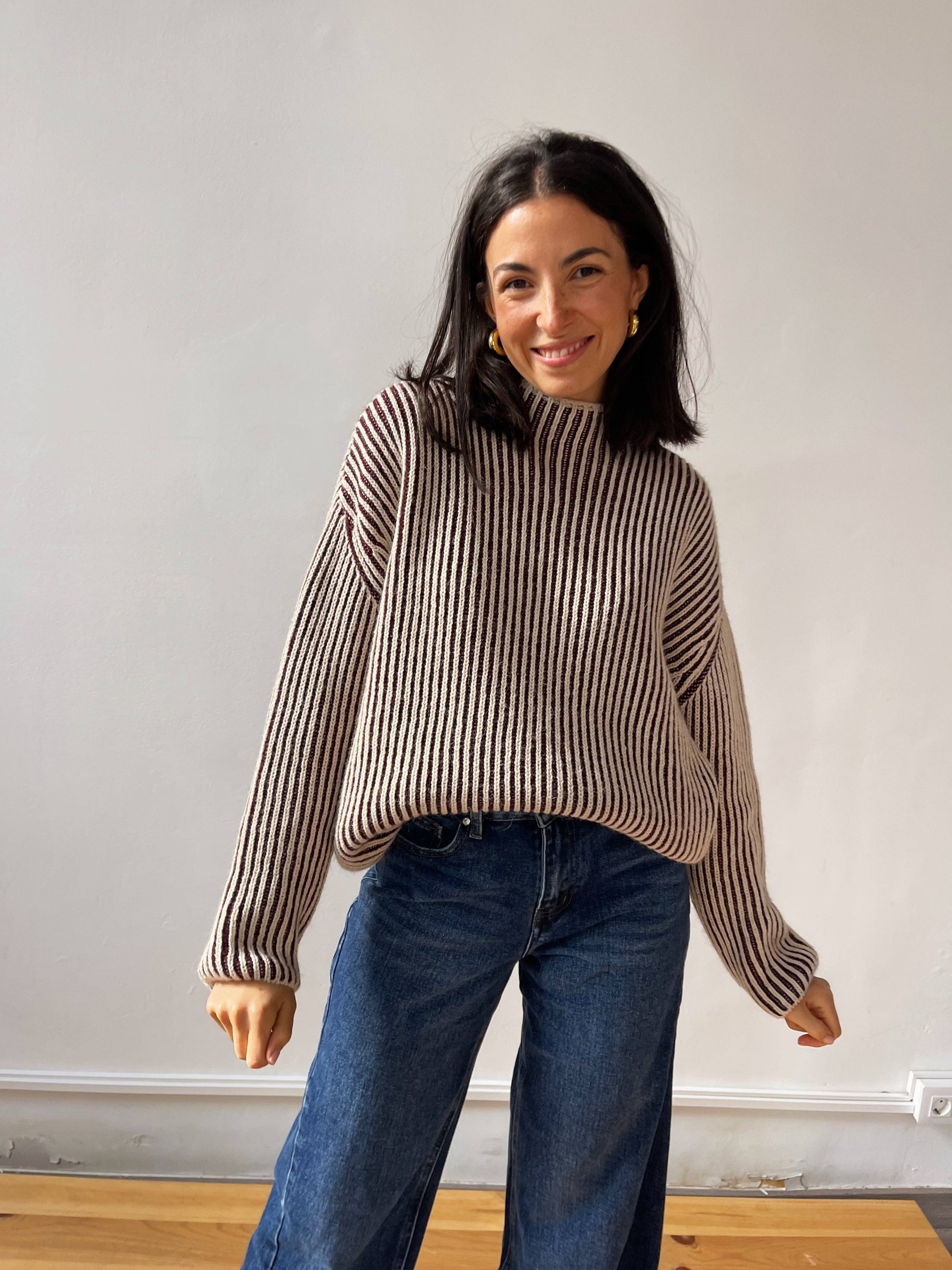 Herbstlicher Damenpullover im gestreiften Design