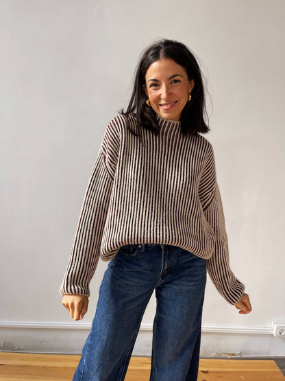 Herbstlicher Damenpullover im gestreiften Design