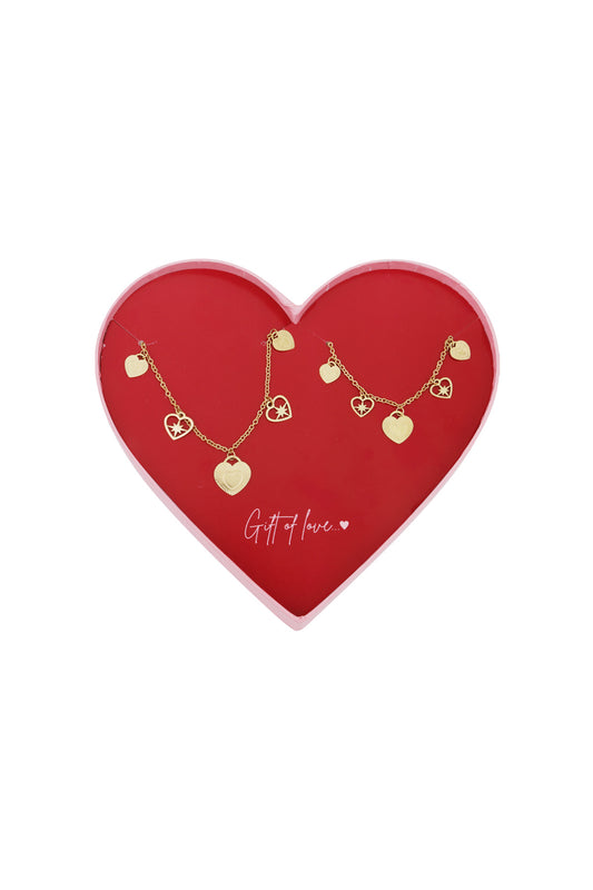 Herzcharms-Geschenkset in Gold, bestehend aus Armband und Halskette aus Edelstahl, in Geschenkverpackung.