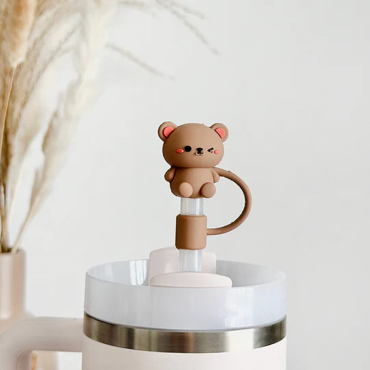 Das Teddy Bear Straw Cover bringt Kuschelfaktor in dein Getränk – ein süßes Design, das deinen Strohhalm schützt und deinem Drink Charme verleiht.