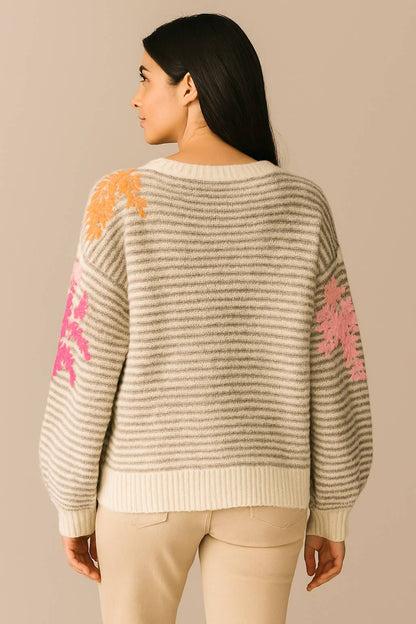 Gestreifter Pullover mit bunten Blumenstickereien