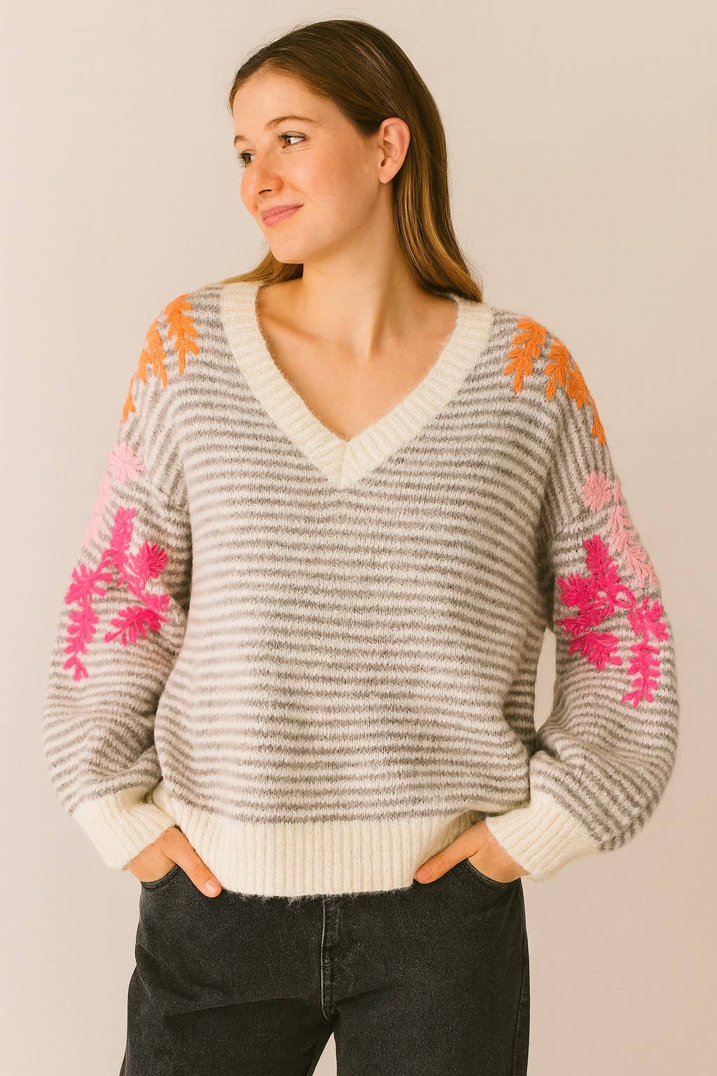 Gestreifter Pullover mit bunten Blumenstickereien