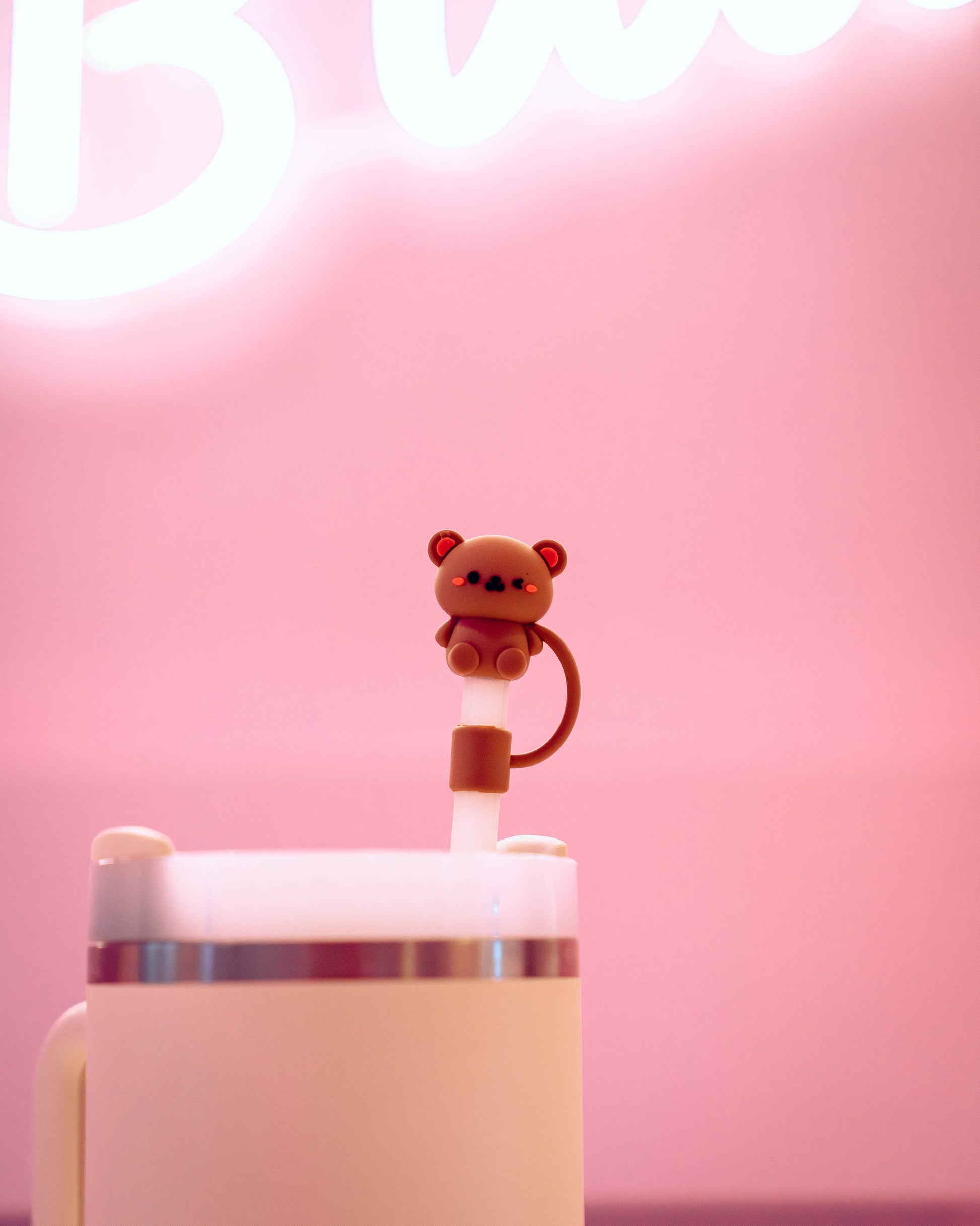 Verleihe deinem Getränk einen Hauch von Verspieltheit mit dem Teddy Bear Straw Cover – der perfekte Begleiter für jeden, der Kuscheliges liebt.
