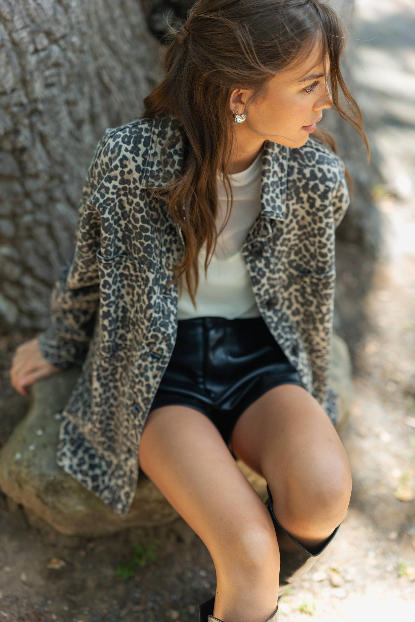 Lange Jeansjacke mit Leo-Print