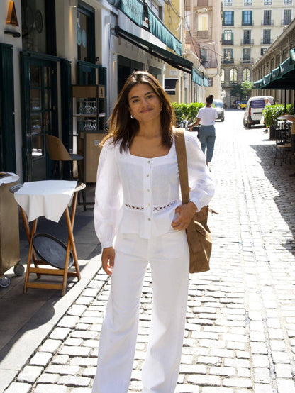 Weiße Boho-Bluse aus Baumwolle-Leinen-Mix mit Spitzenbesatz