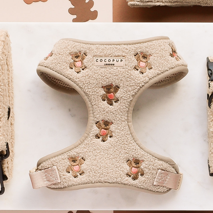 Das "Theo Teddy" Hundegeschirr in stilvollem Design – ein verstellbares Geschirr für deinen Hund mit niedlichen Teddybären-Stickereien.