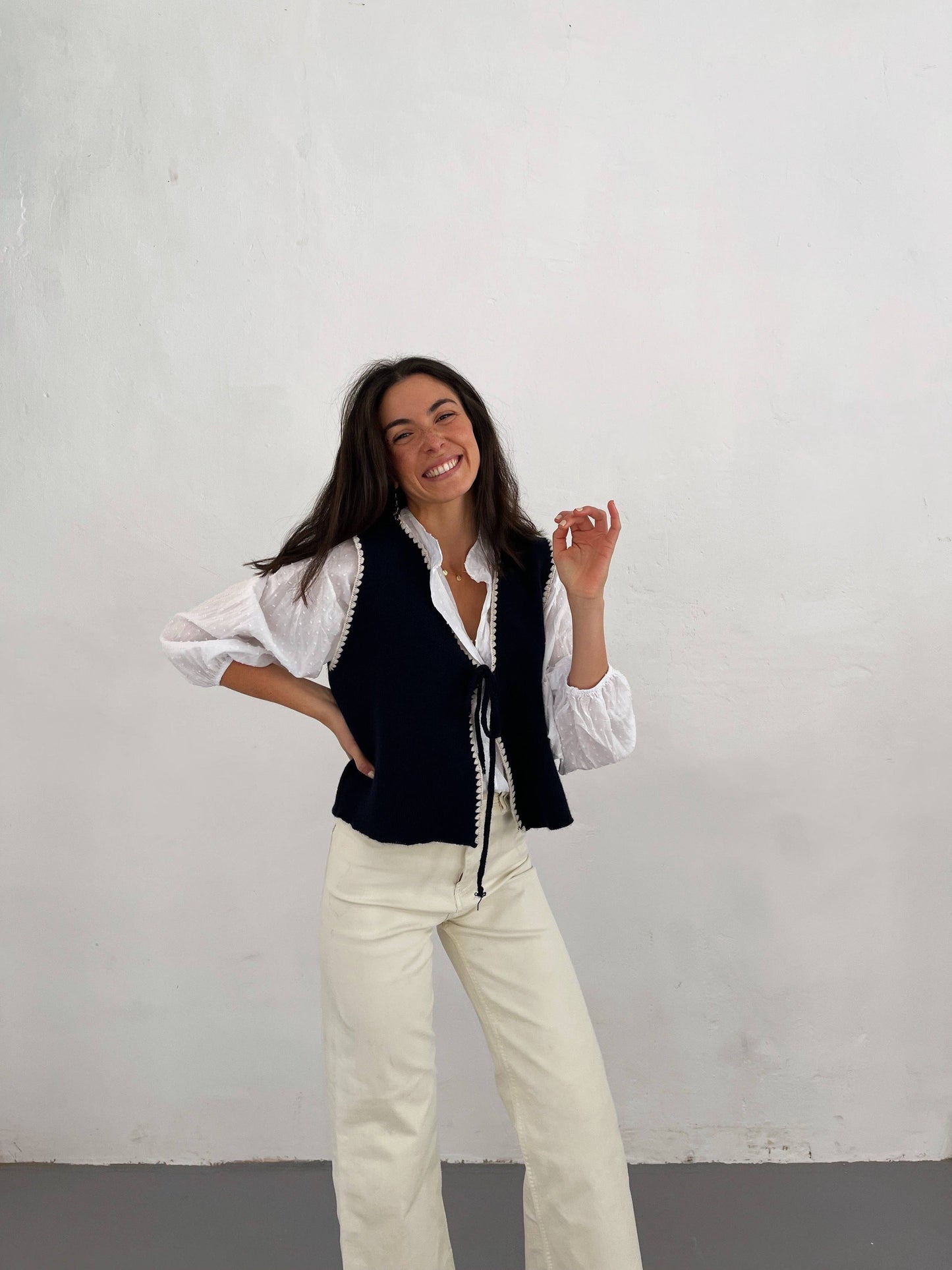 Dunkelblaue Strickweste mit Häkelkante und Schleifendetail