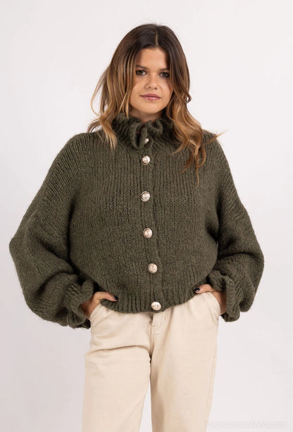 Grüne Strickjacke aus Mohair mit Puffärmeln und Perlmuttknöpfen