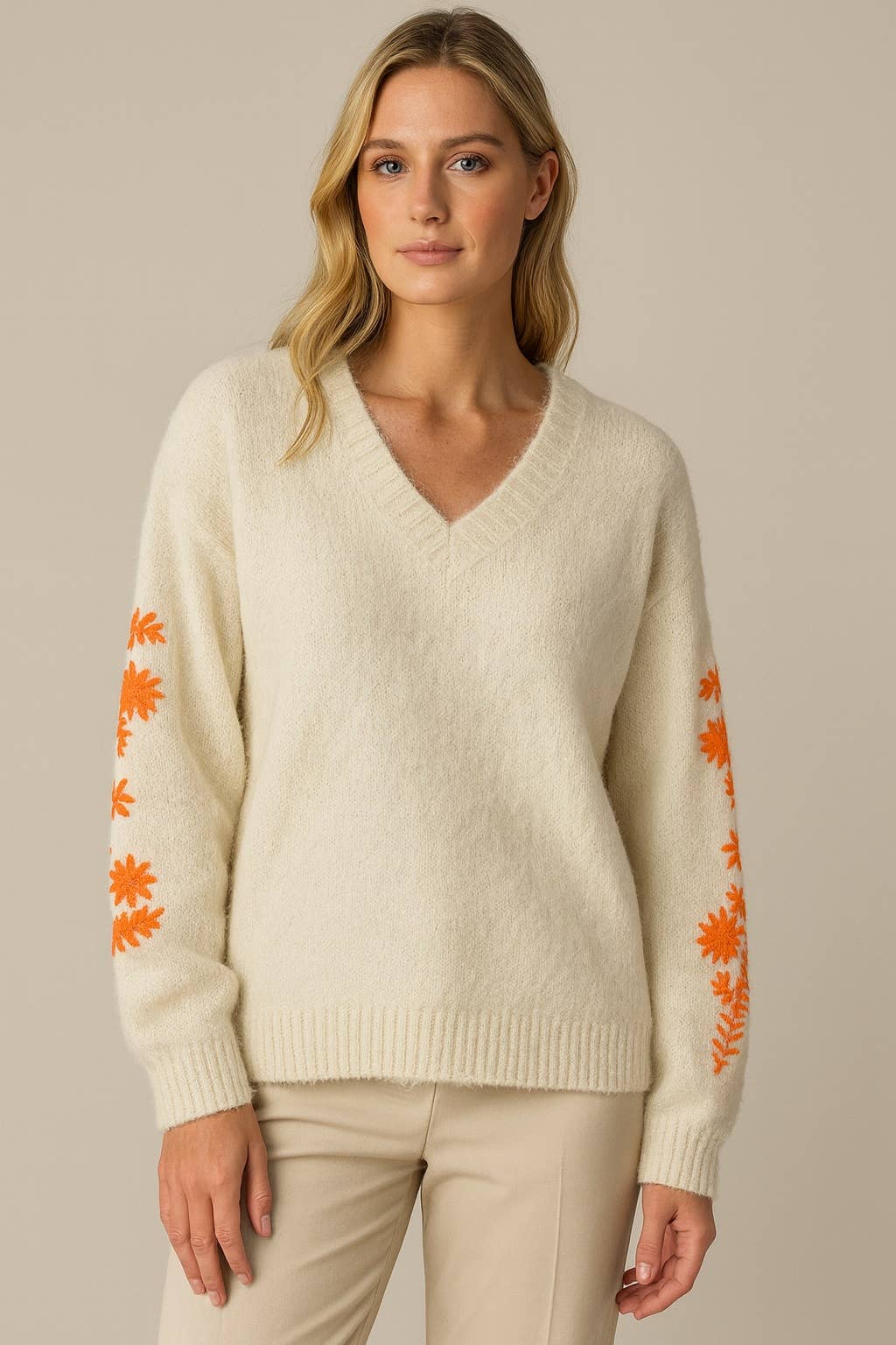 Bestickter Blumenpullover aus Wolle und Alpaka-Anteil