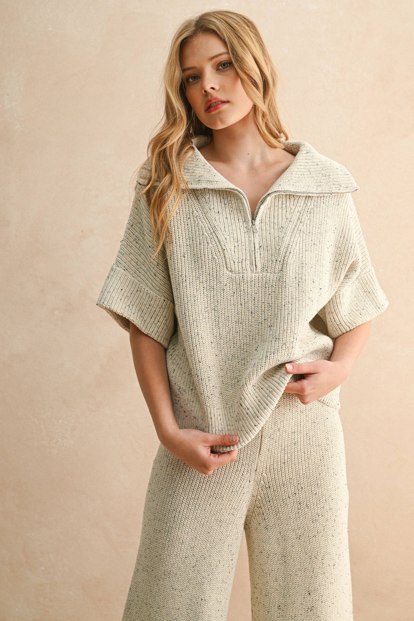 Kurzärmliger Baumwollpullover mit Reißverschlusskragen – Oversize Fit