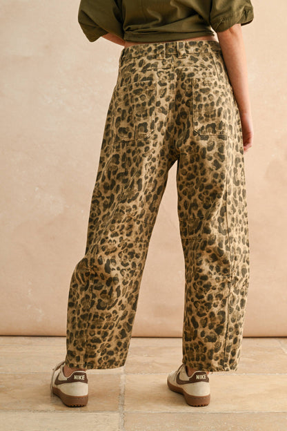 Barrel-Jeans mit Leopardenmuster