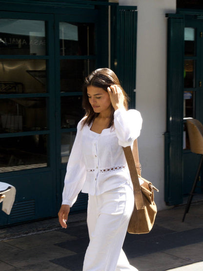 Weiße Boho-Bluse aus Baumwolle-Leinen-Mix mit Spitzenbesatz