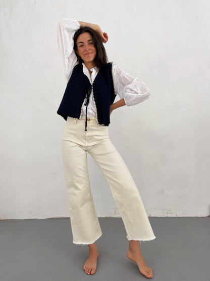 Dunkelblaue Strickweste mit Häkelkante und Schleifendetail